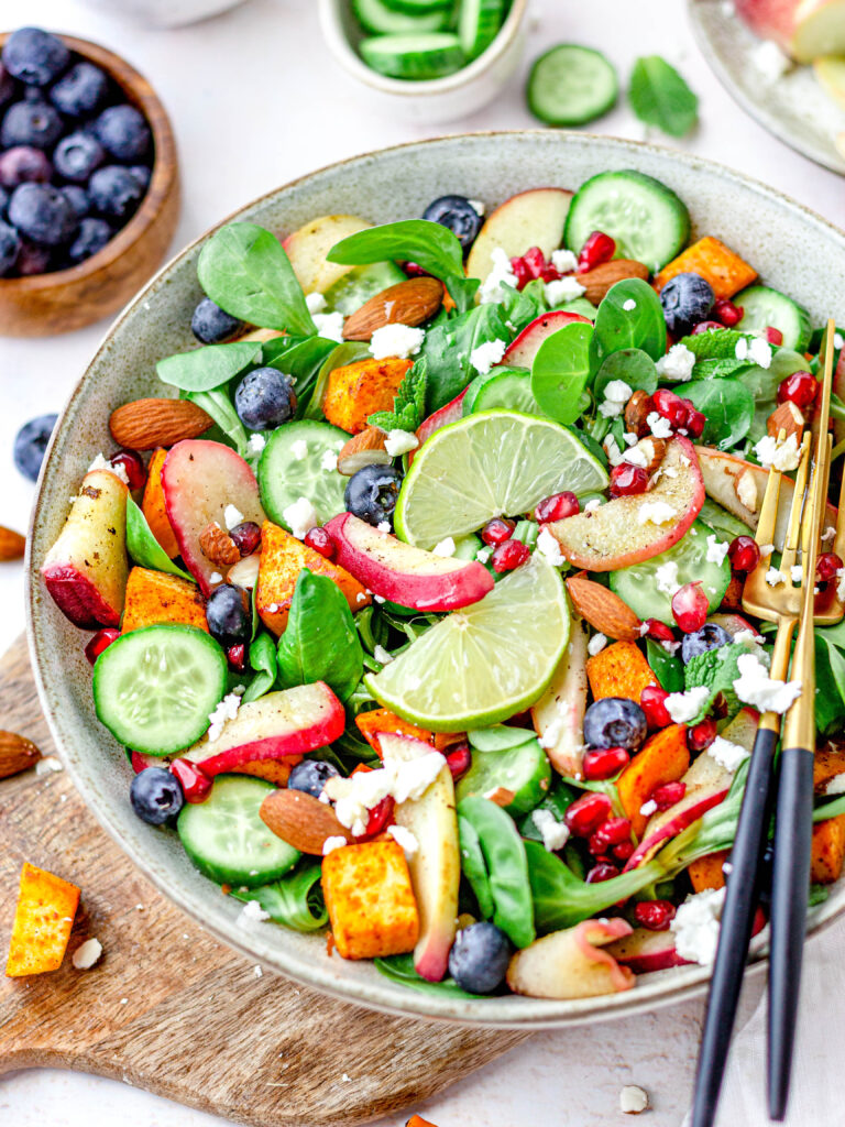 Gezonde zoete aardappel perzik salade