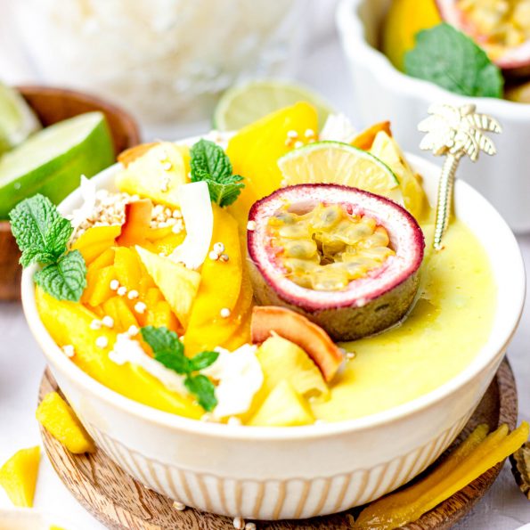 Gezonde mango ananas smoothiebowl
