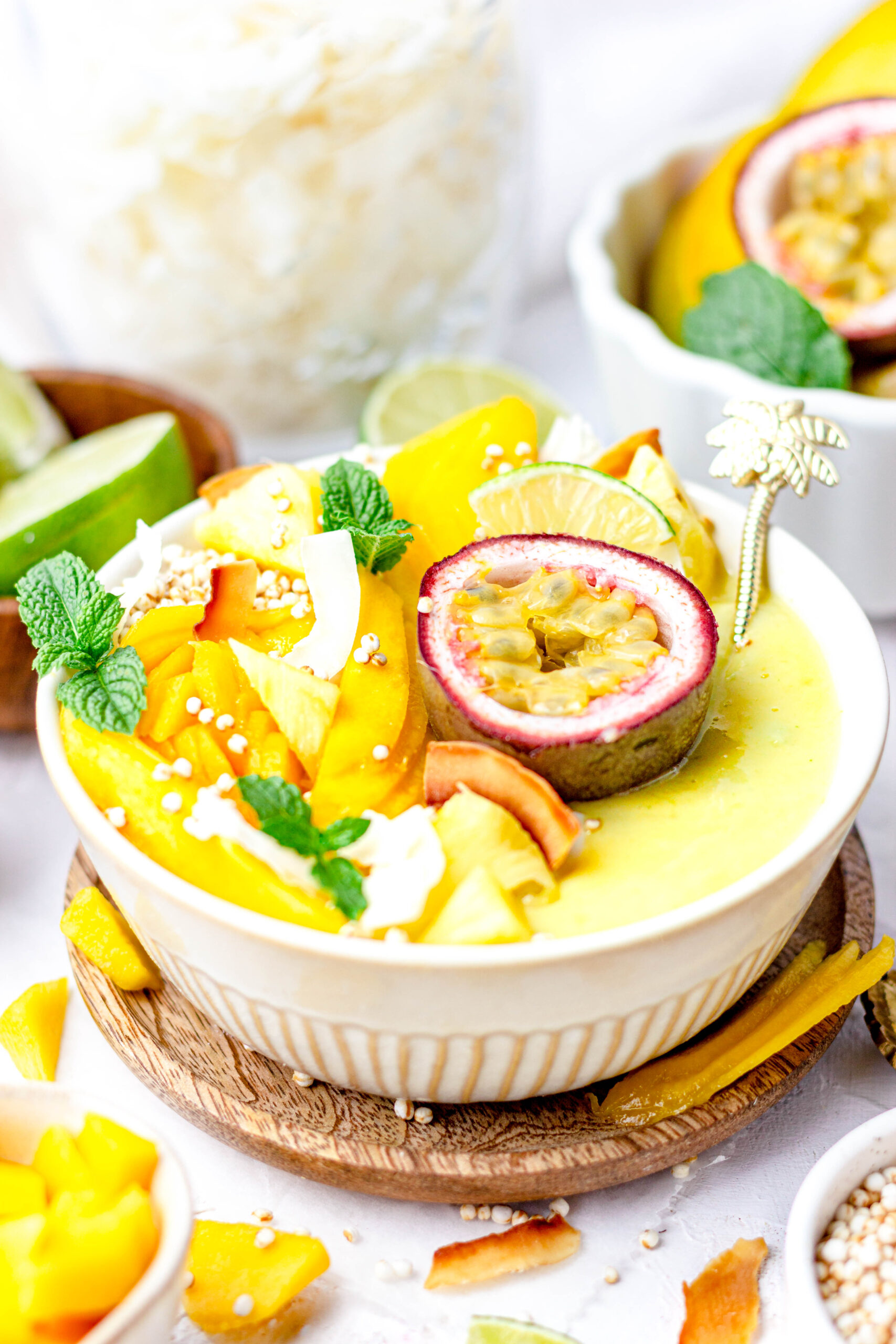 Gezonde mango ananas smoothiebowl