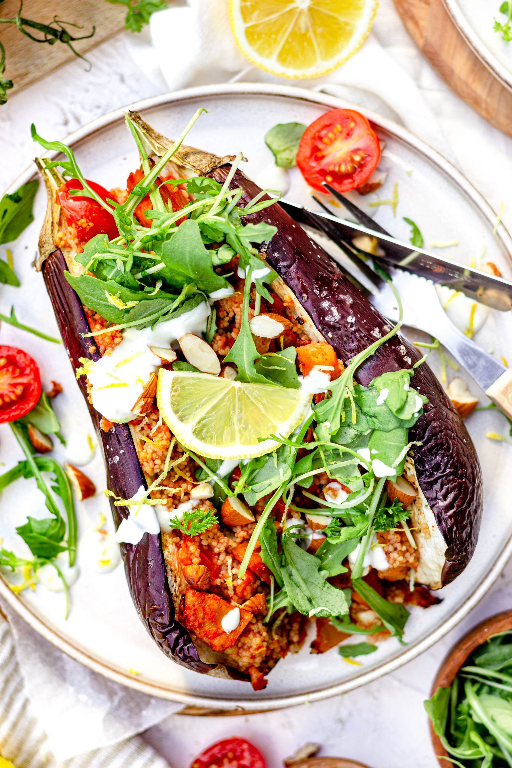 Aubergine met tomaten couscous, kip en citroen yoghurt dressing Food