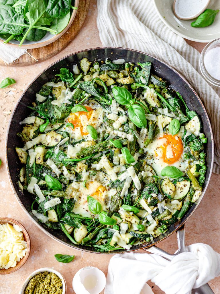 Groene shakshuka met pesto