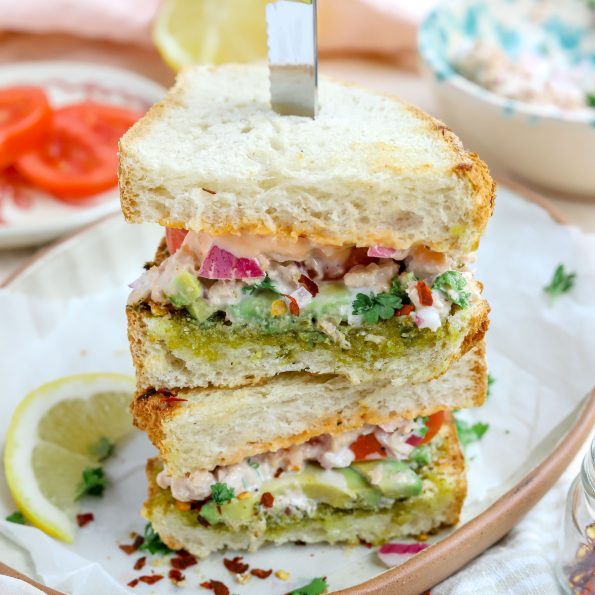Vegan tonijn avocado sandwich